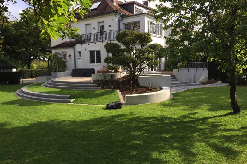 Gartenpflege mit klaren Beetkanten und gesunder Pflanzstruktur im Bestandsgarten