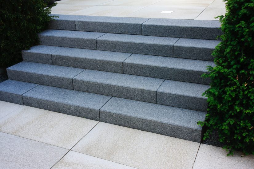 Treppen- und Wegeanlage aus Naturstein als Verbindung zwischen Gartenbereichen