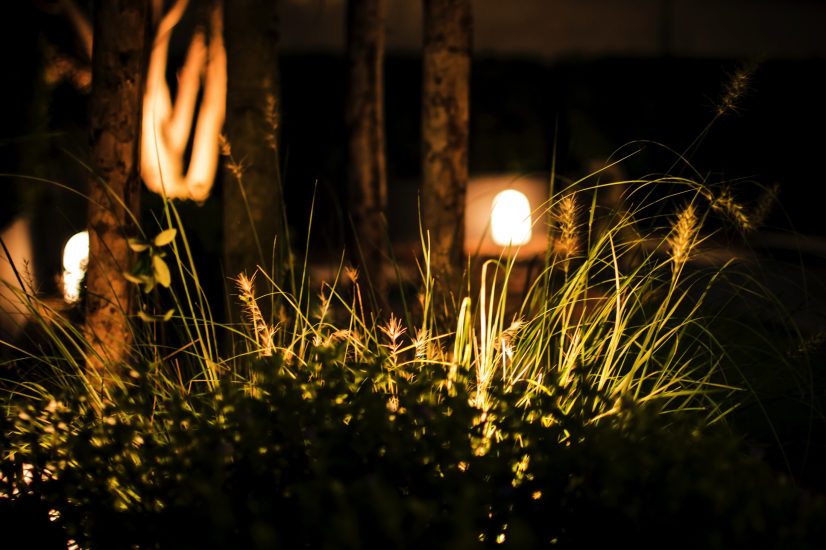 Gartenbeleuchtung mit warmer Lichtstimmung entlang von Wegen und Sitzbereichen