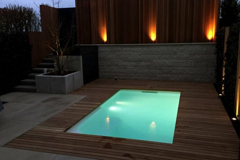 Abendlicher Garten mit Feuer und Beleuchtung als atmosphärischem Gestaltungselement